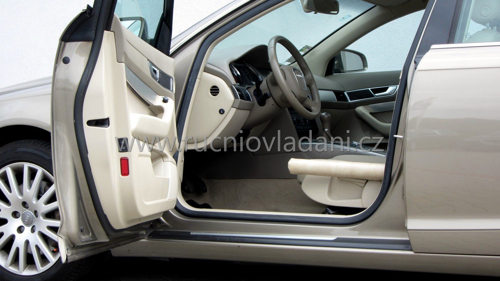 Zařízení pro vstávání ze sedadla